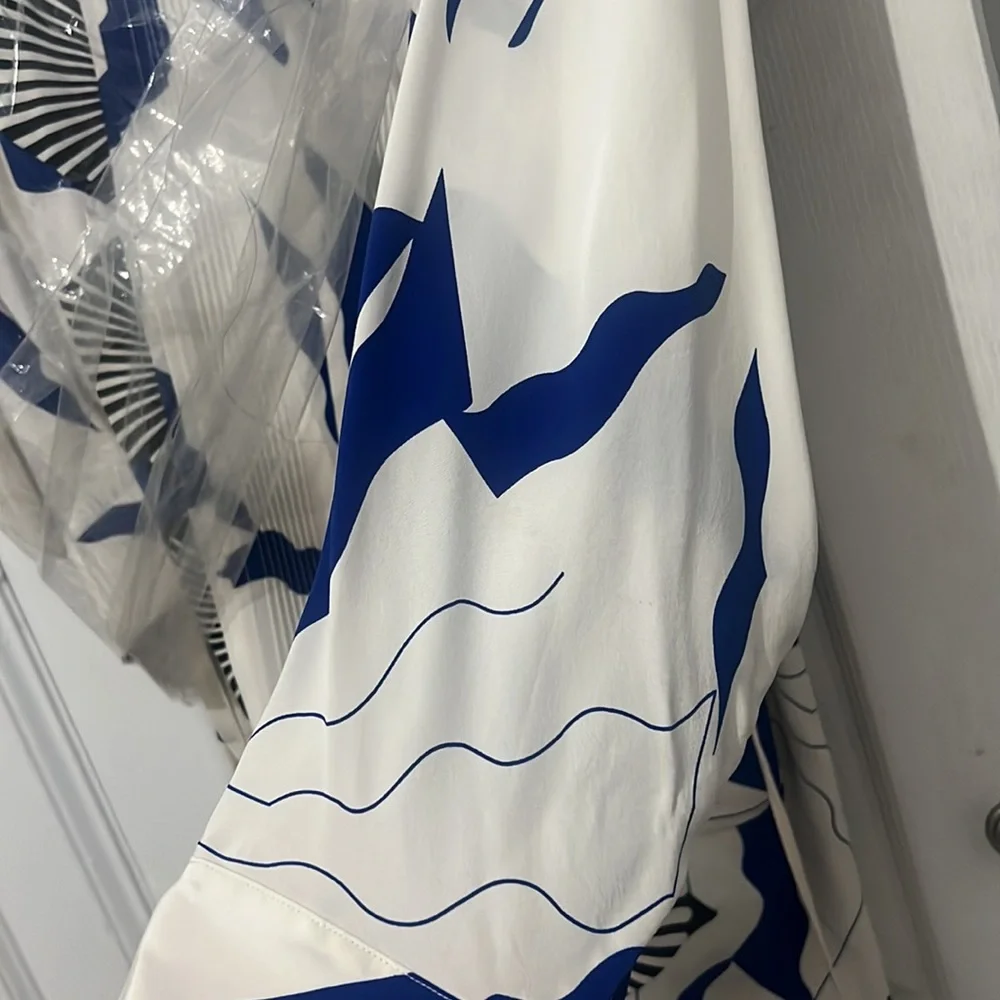 Beautiful silky smooth feel dress from Diane von furstenberg - Picture 4 of 4
